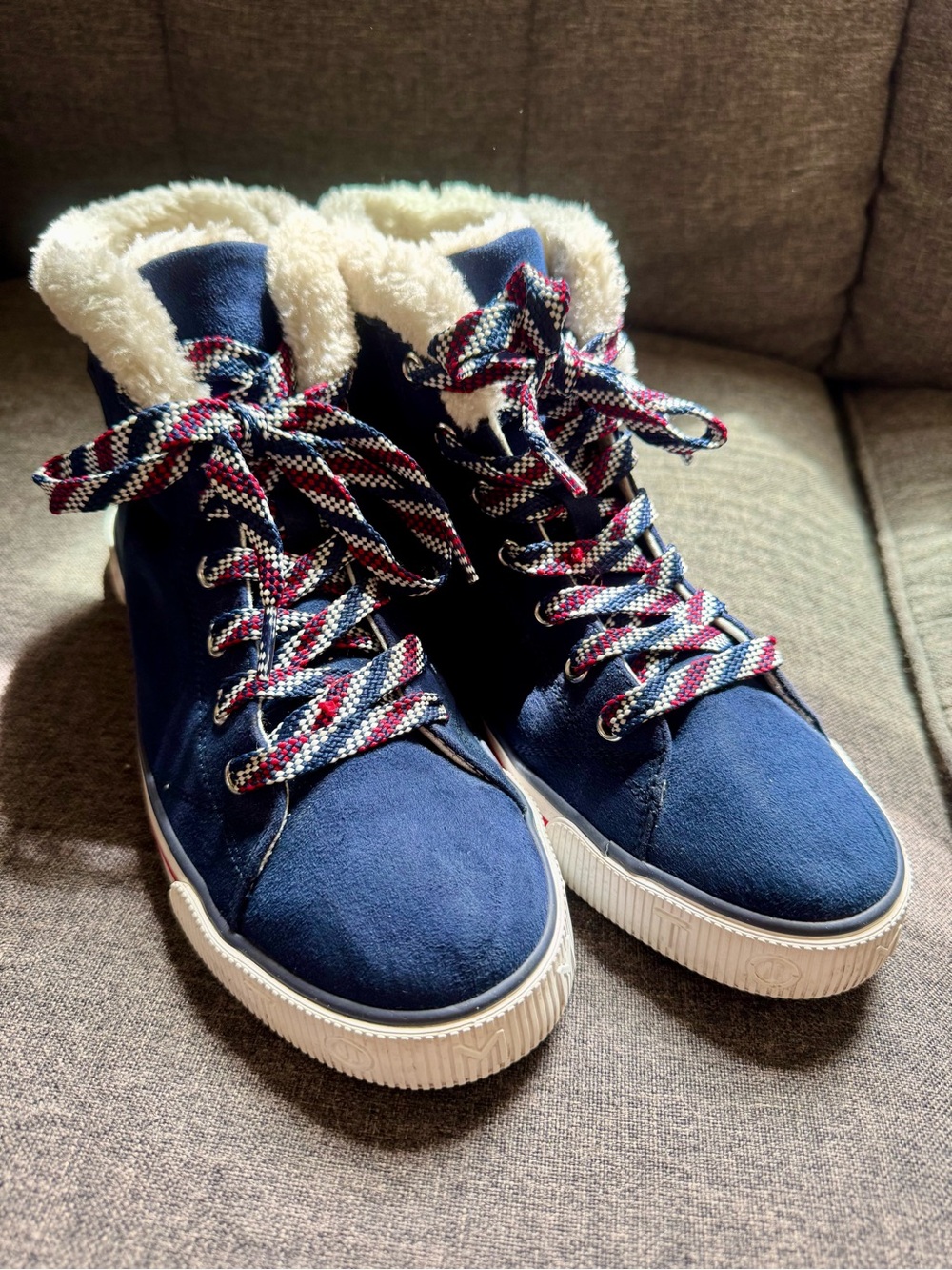 Women's Navy Faux-Shearling High Top Sneakers Tommy Hilfiger size 8